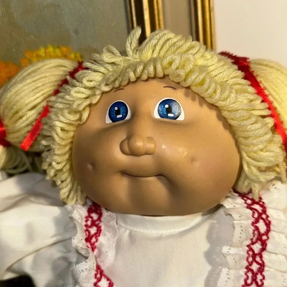 Vintage 1985 Cabbage Patch Kids Doll in White Eyelet Dress & Red Ribbon - Picture 5 of 8